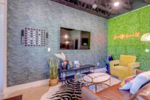 Vibrant Studio Retreat - South Nashville