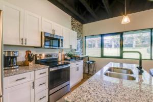 Vibrant Studio Retreat - South Nashville