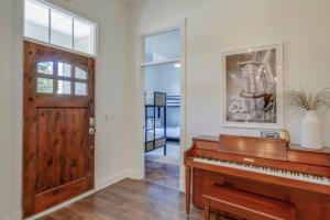 East Nash Enclave Movie Room Private Yard