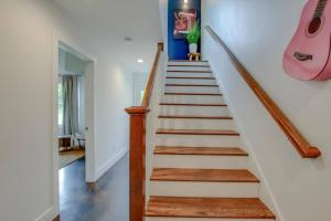 Howdy House New and Trendy with Rooftop Deck