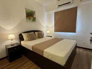 Mongoose Burrow, Richmond Hill