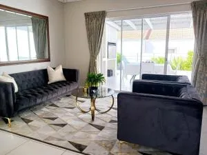 Elegant & Modern Home near Cape Winelands - Oakdale
