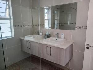 Elegant & Modern Home near Cape Winelands