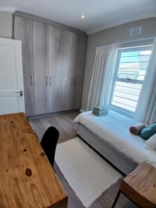 Elegant & Modern Home near Cape Winelands