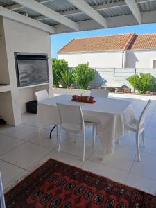 Elegant & Modern Home near Cape Winelands