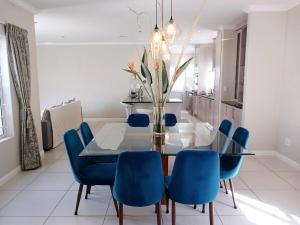 Elegant & Modern Home near Cape Winelands