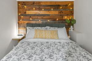 Family-Friendly 2BR Ground-Level Suite with Full Kitchen, Parking and 20 Minutes to Downtown
