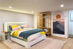 Family-Friendly 2BR Ground-Level Suite with Full Kitchen, Parking and 20 Minutes to Downtown
