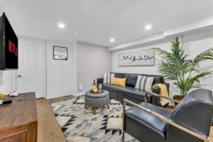 2 BR ground-level suite in a bungalow with full kitchen, parking, and 20 mins to Downtown