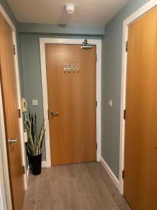 Light & bright, centrally located apartment