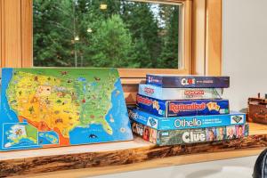 Private Chalet with Fireplace Hottub and Game Room