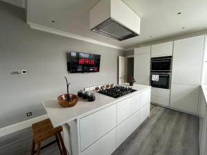 Beautiful and spacious 2 bed, 2 bath apartment bordering Fulham and Chelsea - entire apartment with private entrance