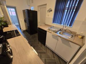 Contractors, City Centre, 4 Double Rooms, 3 Showers-Toilets, Sleeps 10, 4 TVs
