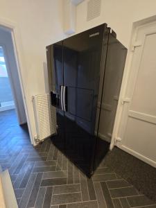 Contractors, City Centre, 4 Double Rooms, 3 Showers-Toilets, Sleeps 10, 4 TVs