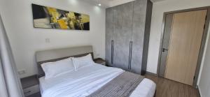 Stylish 2 Bedroom Serviced Apartment with Study, Your Urban Retreat
