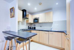 Newly furnished stunning 2 bedroom flat