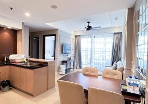 Căn hộ 2 Phòng ngủ Nhìn ra 1 Góc Đại dương (Two-Bedroom Apartment with Partial Ocean View)