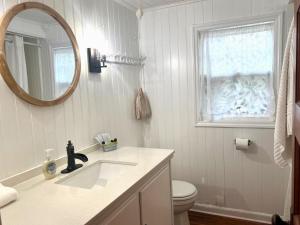 Cottage 11 - Double Queen Beds plus Child Loft w 2 Twins Private Bath & Kitchenette Pets Allowed Fee applies