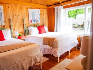 Cottage 11 - Double Queen Beds plus Child Loft w 2 Twins Private Bath & Kitchenette Pets Allowed Fee applies