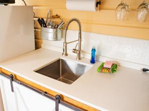 Cottage 11 - Double Queen Beds plus Child Loft w 2 Twins Private Bath & Kitchenette Pets Allowed Fee applies