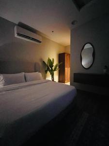 Studio with a private entrance that can and smells 1Q