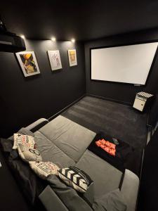 6 Bed Modern Elm Tree House City Centre 92" Cinema