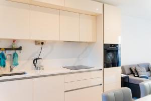 Modern Entire Unit 3BR, 3BA, balcony, 86inch TV - 15mins to city