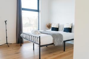 Modern Entire Unit 3BR, 3BA, balcony, 86inch TV - 15mins to city
