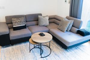 Modern Entire Unit 3BR, 3BA, balcony, 86inch TV - 15mins to city