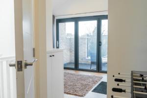 Modern Entire Unit 3BR, 3BA, balcony, 86inch TV - 15mins to city