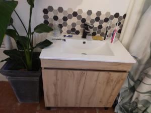 Maison Rose - Maison de village avec jardin privé, centre Capestang