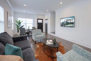 Ten Minutes to Broadway Luxurious Gated Townhome