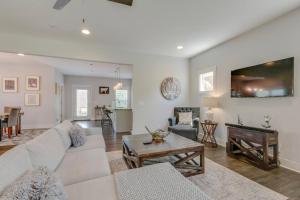 Hilltop Charmer Super Close To Downtown Three Bedroom