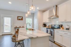 Hilltop Charmer Super Close To Downtown Three Bedroom