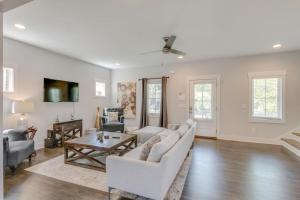 Hilltop Charmer Super Close To Downtown Three Bedroom