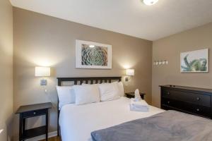 Bright and Fresh Large Backyard Minutes to Broadway