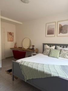 Appartements Bas de Villa a 15 min de Nice avec piscine : photos des chambres