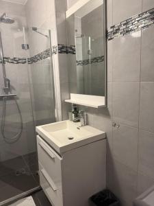 Appartements Bas de Villa a 15 min de Nice avec piscine : photos des chambres