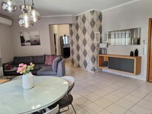 Ioannas Luxury Two Bedroom Apartment