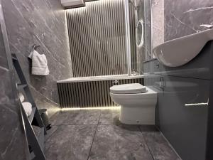 Modern 2-Bedroom Apartment Near Manchester with Free Parking