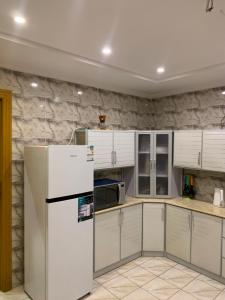 شقة للإيجار شهري اسبوعي يومي تبعد عن الحرم المكي 4 كيلو-قريبة من قطار الحرمين قريبة من محطة باصات رئيسية