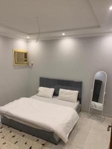 شقة للإيجار شهري اسبوعي يومي تبعد عن الحرم المكي 4 كيلو-قريبة من قطار الحرمين قريبة من محطة باصات رئيسية