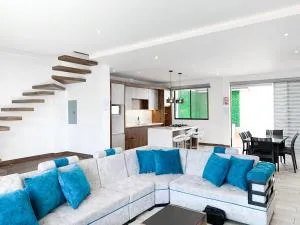 Lujosa y exclusiva casa en Salinas! Cerca de todo - Petrópolis