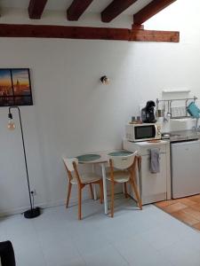 Heart of Beauvais Airport 15 min by bus, Studio