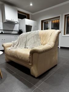 Luxury Vancouver Suite Near Skytrain with Direct Access to YVR & Downtown