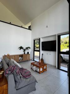 Moderna Casa entre Campo de Frambuesas