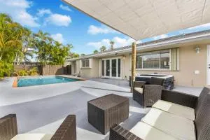 Pool House Escape w Hot Tub Game Room Wi-Fi - 米拉玛