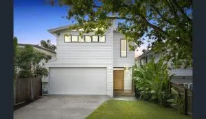 Exquisite Family Home & Pool - Beachmere