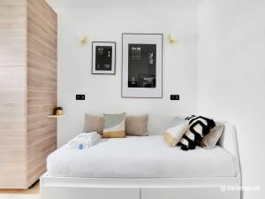 Studette View of the Eiffel Tower Victor Hugo 2 -BAIL MOBILITE