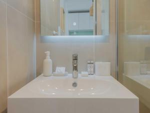 Nice apartment 1bdr Passage des Abbesses - 4-Sterne-Hotels in Paris